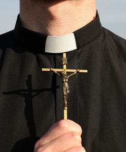 Ksiądz miał molestować dwie nastolatki. Odprawiono dla niego mszę