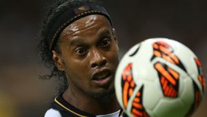 KMŚ: Ronaldinho rozebrany przez rywali! Zszedł z boiska bez butów (wideo)