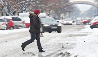 Zima w Polsce. Trudna sytuacja na drogach przed witami