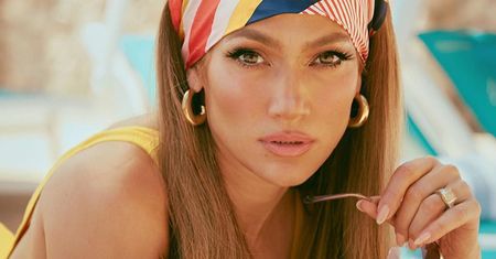 Jennifer Lopez reklamuje swoją markę. Prezentuje ultra zgrabne nogi