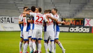 Szeroka grupa piłkarzy na pierwszym treningu Górnika Zabrze