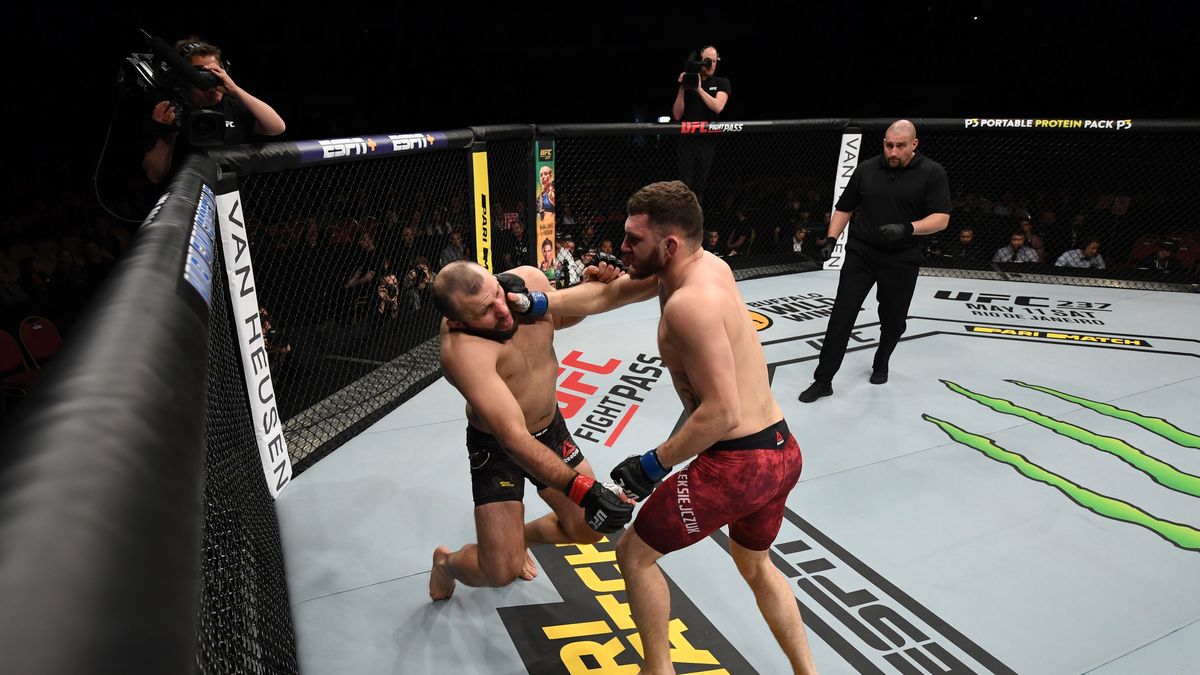 Michał Oleksiejczuk (z prawej) podczas gali UFC