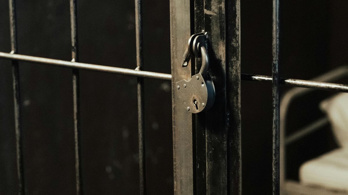 38-latek wróci do więzienia za szokujący załącznik w mailach