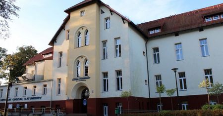 Koronawirus. Mężczyzna zmarł przed szpitalem. Czekał w kolejce po wymaz