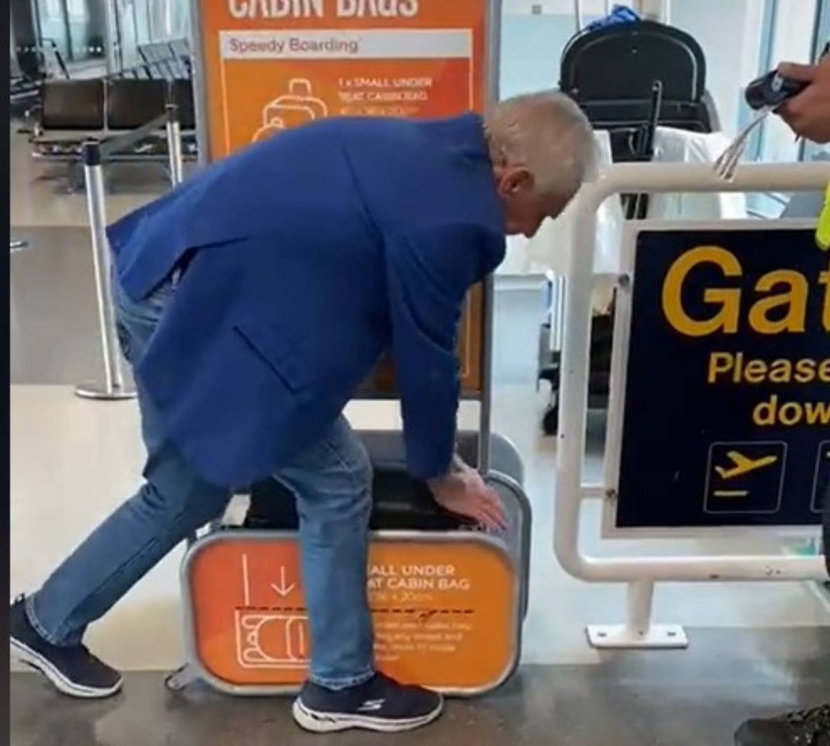 Mężczyzna próbuje udowodnić, że jego bagaż spełnia normy podręcznego