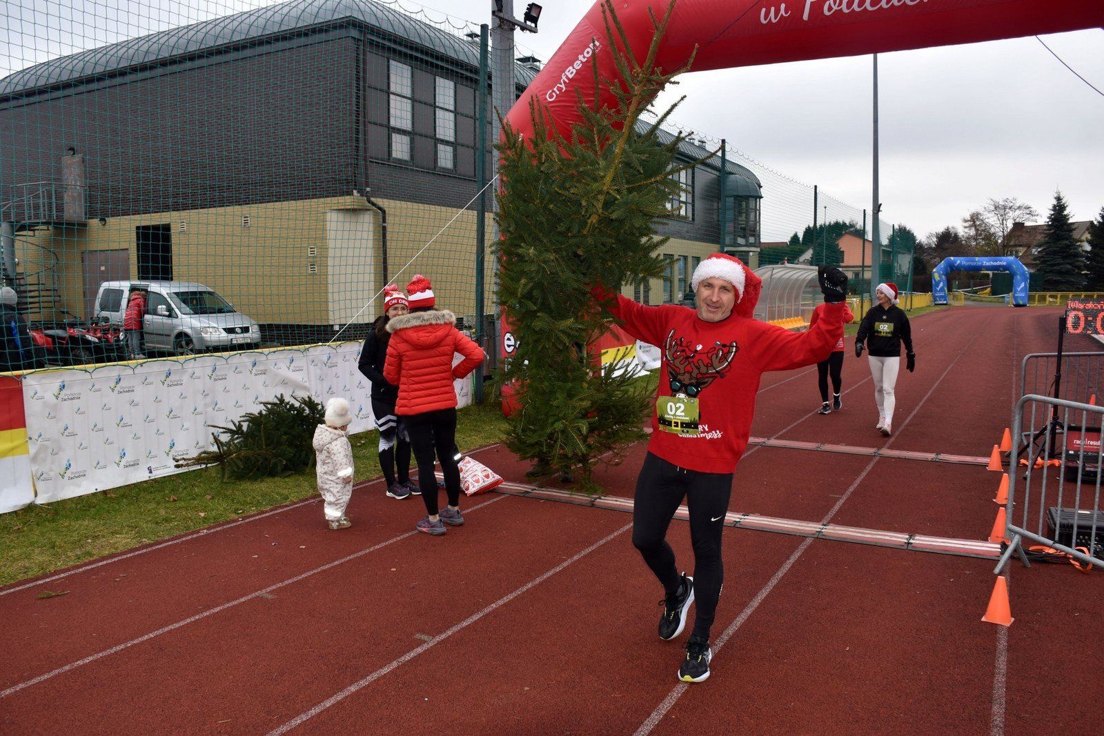 Bieg Mikołajkowy to nie tylko sportowa rywalizacja, ale przede wszystkim sposób na aktywne i radosne rozpoczęcie okresu świątecznego