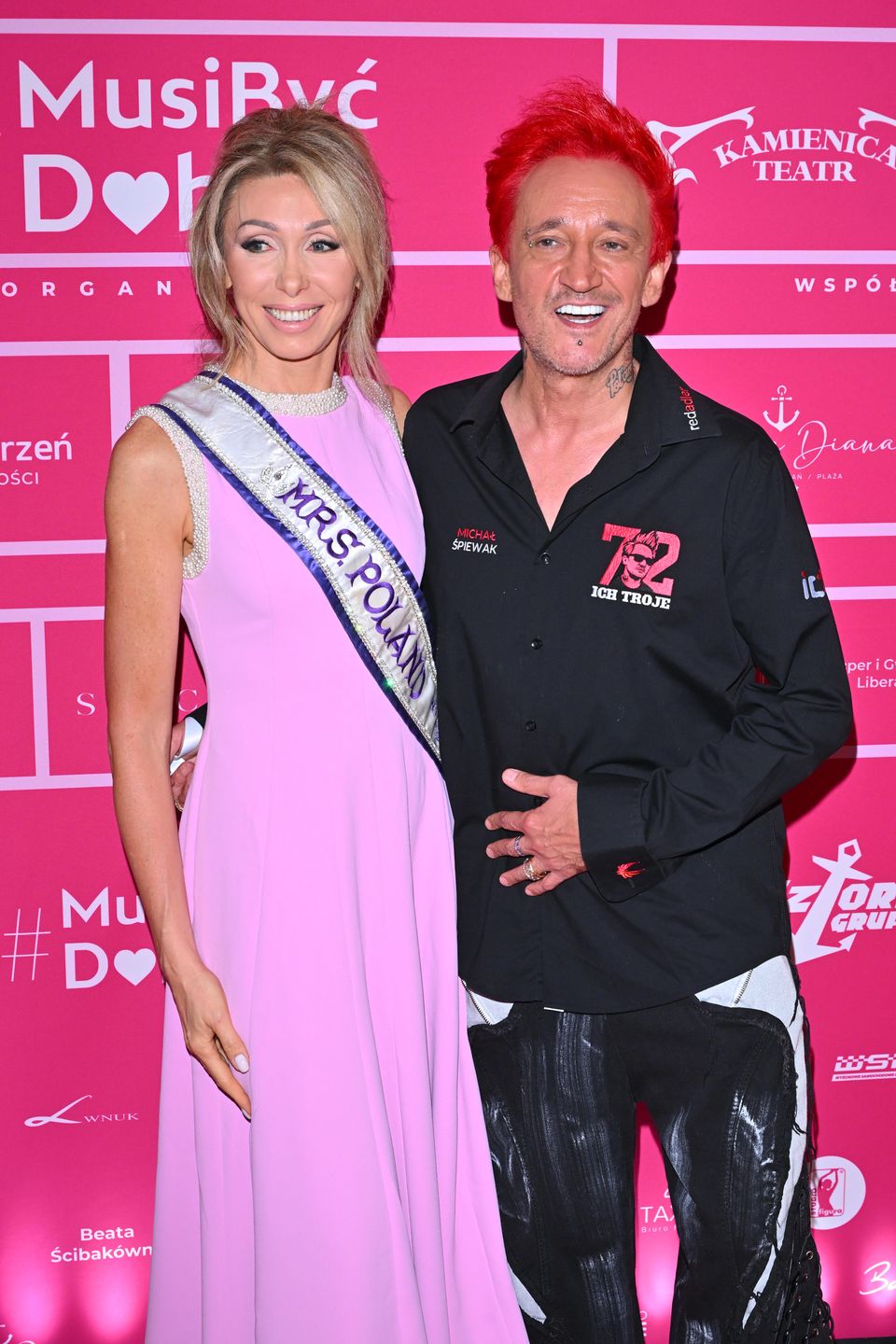 Michał Wiśniewski pozuje z Mrs. Poland International 2024