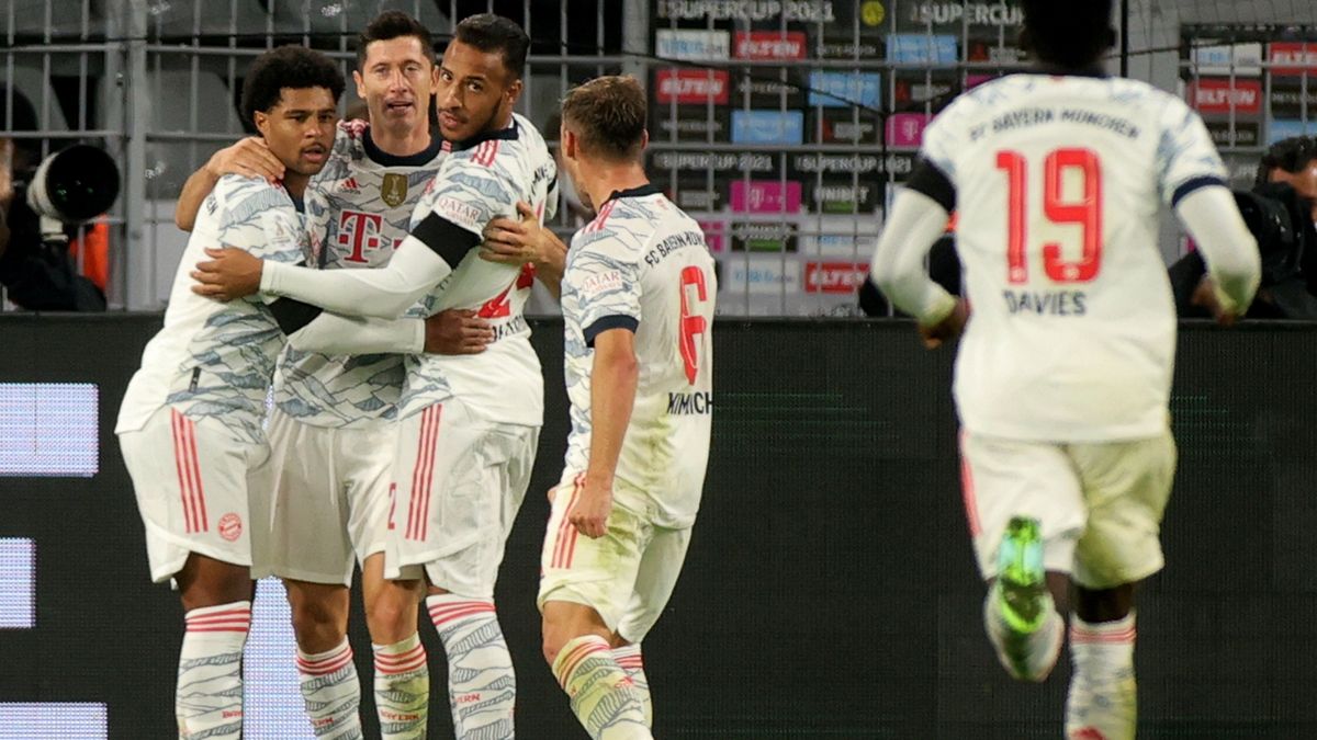 piłkarze Bayernu Monachium cieszą się z bramki Roberta Lewandowskiego