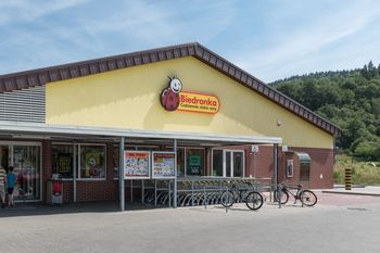 Kultowe parówki tylko 4,49 zł. Start w czwartek w Biedronce
