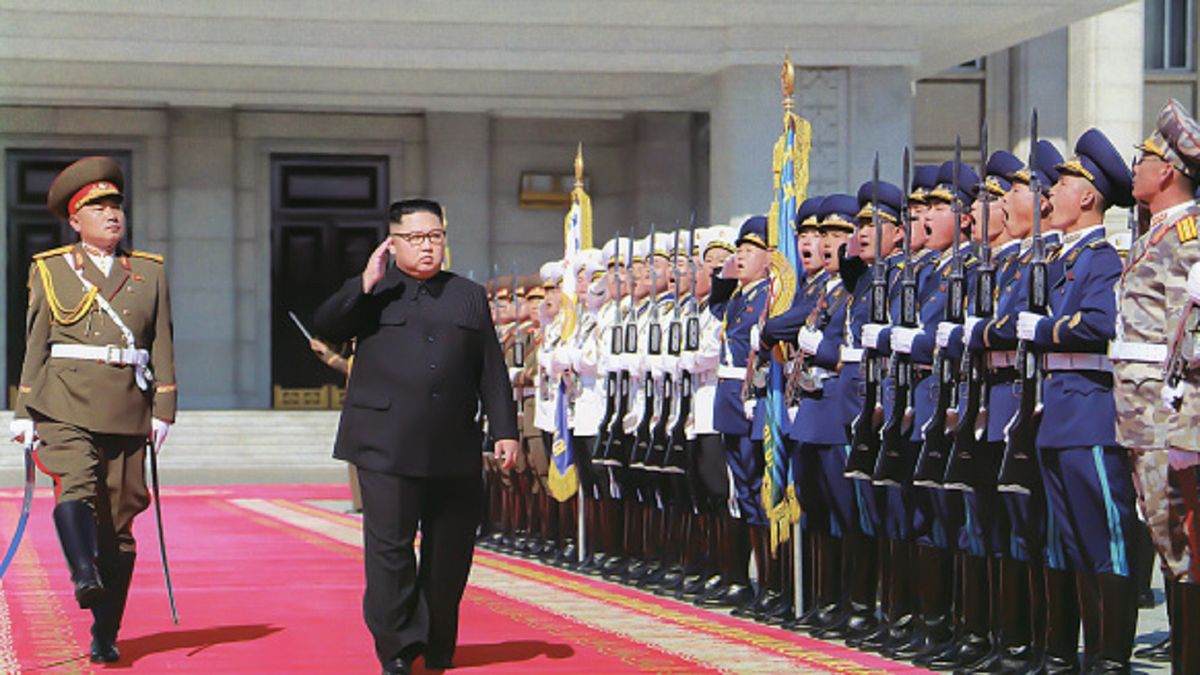 Kim Dzong Un z wojskiem.