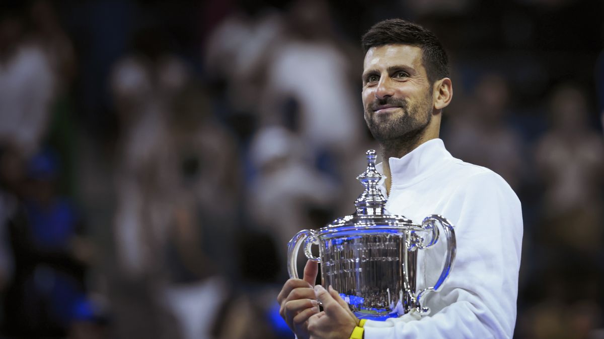 Novak Djoković z trofeum za wygranie US Open