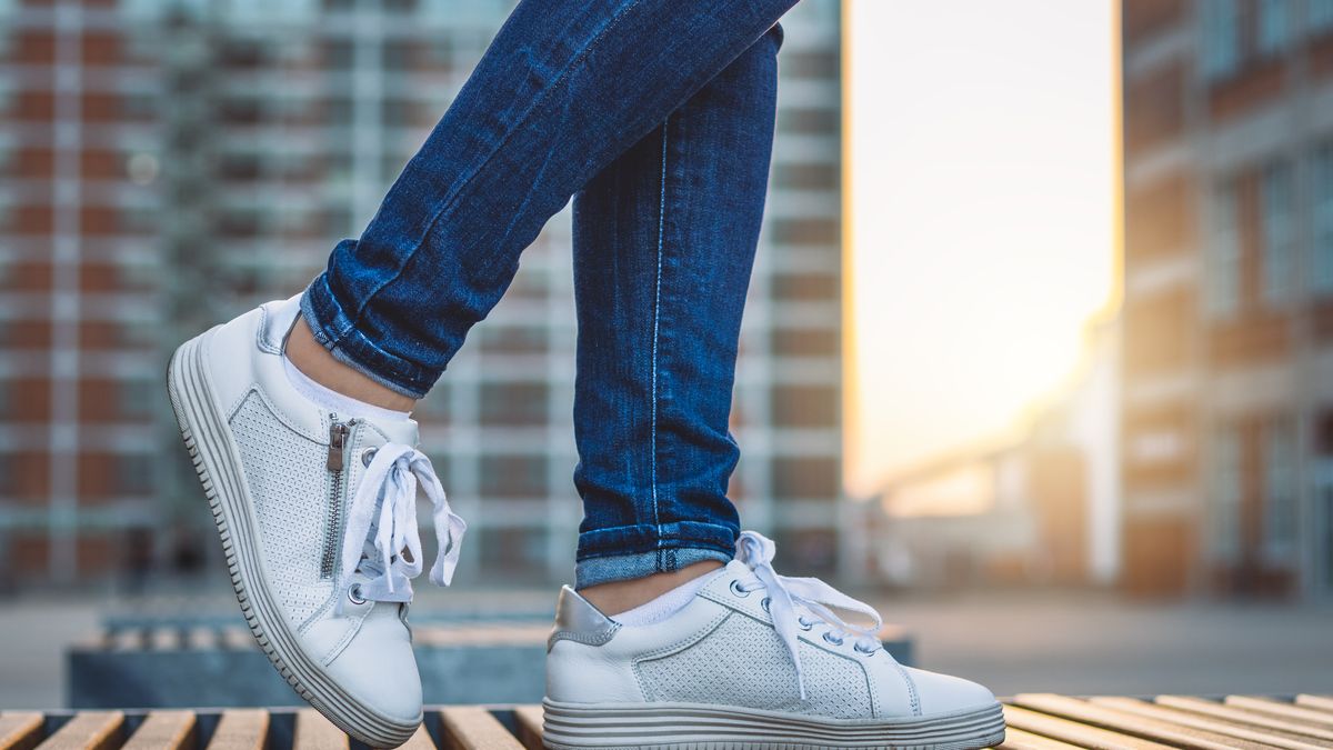 Kobieta buty obuwie buty sportowe miasto białe sneakersy