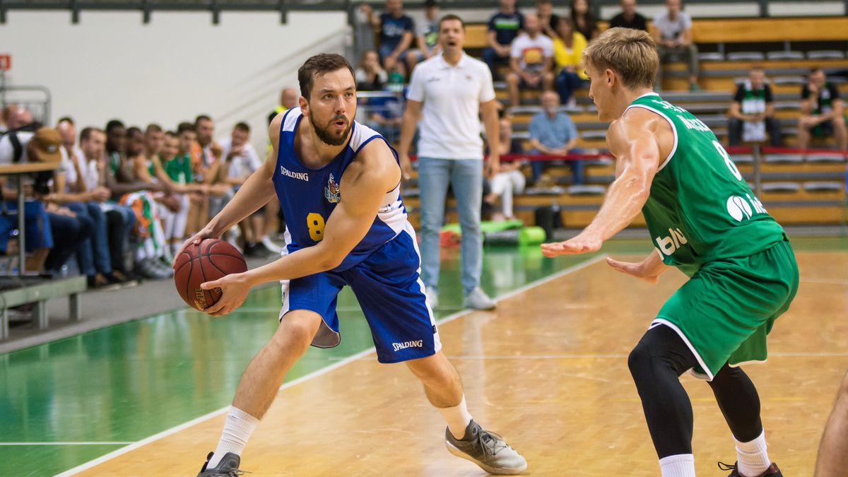 Newspix / Tomasz Browarczyk / Na zdjęciu: Michał Chyliński (z piłką)