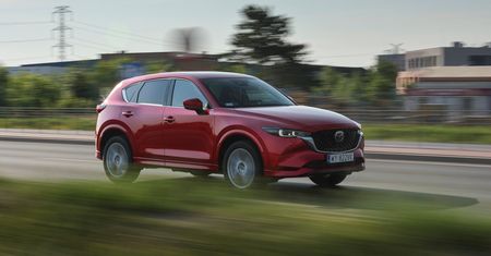 Test: Mazda CX-5 z 2,5-litrowym silnikiem benzynowym. Czy pójście wbrew trendom się opłaciło?