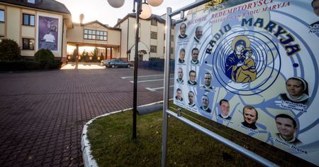 Podpalenie przed Radiem Maryja. Wjechał samochodem na teren rozgłośni