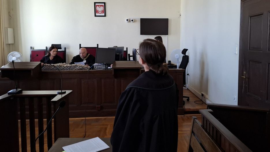 Na pierwszym planie adwokat Magdalena Tekieli-Mirowicz w trakcie ogłaszania prawomocnego orzeczenia.
