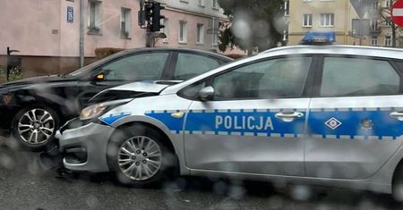 Zderzenie policyjnego radiowozu z volvo na skrzyżowaniu. Kobieta z dzieckiem trafili do szpitala