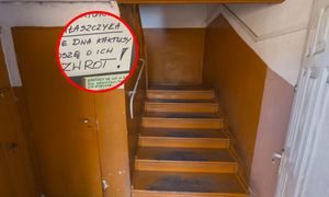 Wywiesił kartkę na klatce. Oto o co oskarżył sąsiada