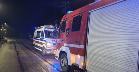 Nocny pożar w Ratajach. Jedna osoba trafiła do szpitala