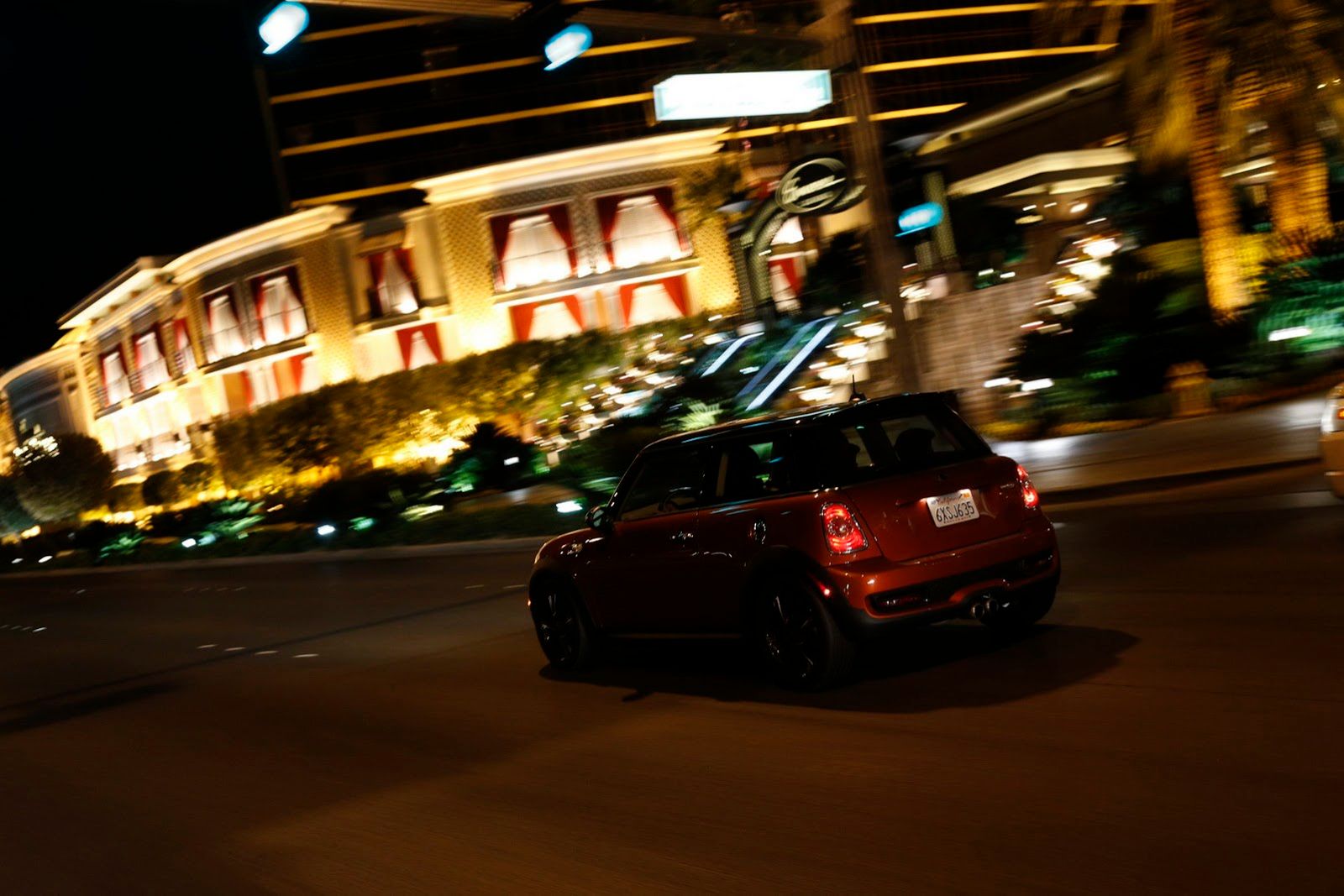 Galeria Mini jako celebracja sprzedaży półmilionowego egzemplarza w USA 227