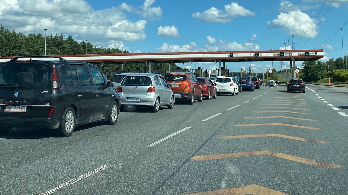 Pasy dla pojazdów z urządzeniem systemem elektronicznego poboru opłat oznakowane są pomarańczowymi strzałkami, a nad stanowiskami widnieją dodatkowe tabliczki, ale to nie oznacza, że trzeba mieć takie urządzenie, by z nich skorzystać. Wręcz przeciwnie, to chcąc korzystać z tych urządzeń, należy korzystać tylko z tych pasów.