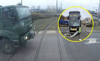 Gorzów: Ku przestrodze. Tak wojskowa ciężarówka zderzyła się z tramwajem