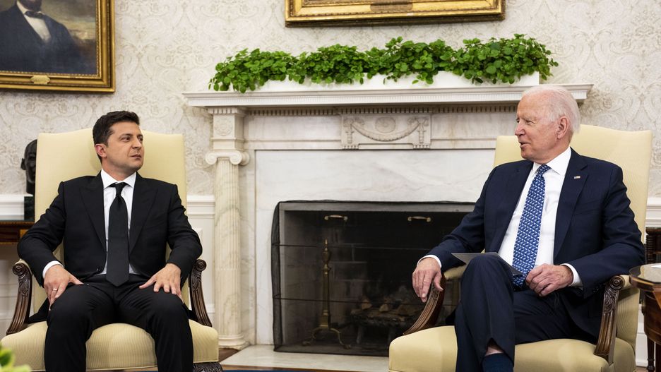 WASHINGTON, DC - SEPTEMBER 01: Ukrainian President Volodymyr Zelensky (L) meets with U.S. President Joe Biden in the Oval Office at the White House on September 01, 2021 in Washington, DC. This was the two leaders' first face-to-face meeting and the first by a Ukrainian leader in more than four years. (Photo by Doug Mills-Pool/Getty Images)