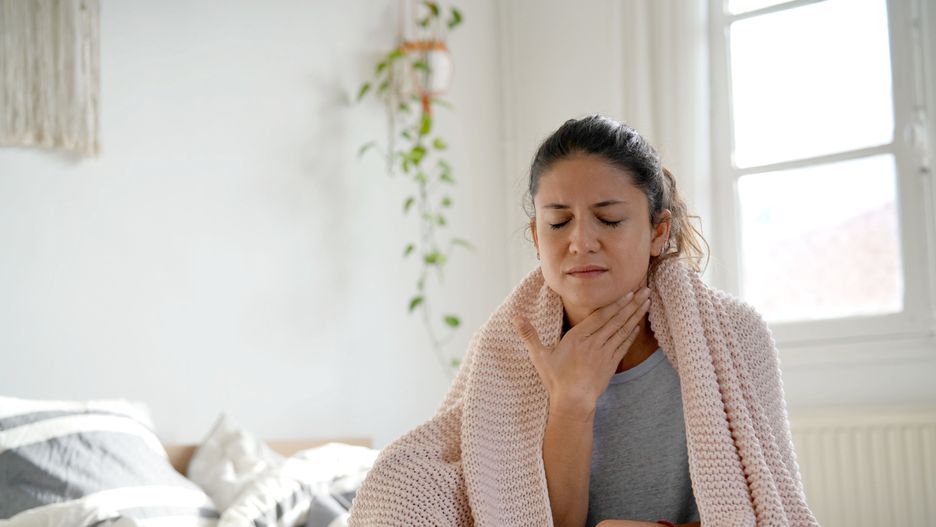 Attractive brunette sitting on bed with sore throat
Gardło przeziębienie 