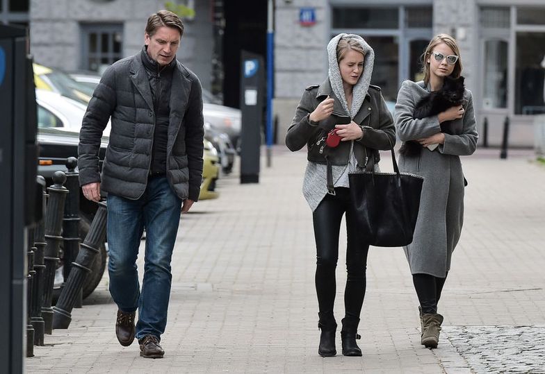 Tomasz Lis na spacerze z córkami