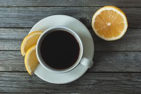 Kawa z cytryną. Czy pomaga schudnąć? Dietetyk komentuje
