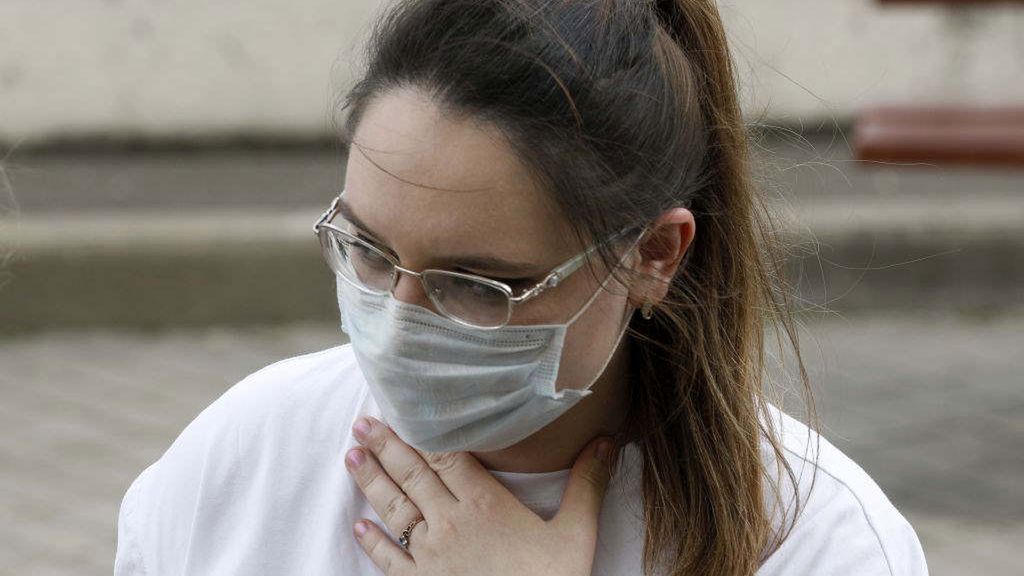 Tak atakuje wirus. "Namnaża się głównie w tylnej ścianie gardła"