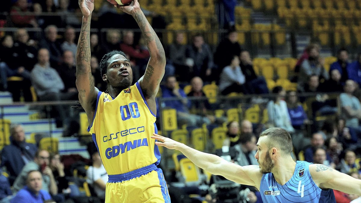 PAP / Adam Warżawa / Na zdjęciu: koszykarz Asseco Arka Gdynia Kyndall Dykes (L) i Keith Hornsby (P) z drużyny Polski Cukier Toruń