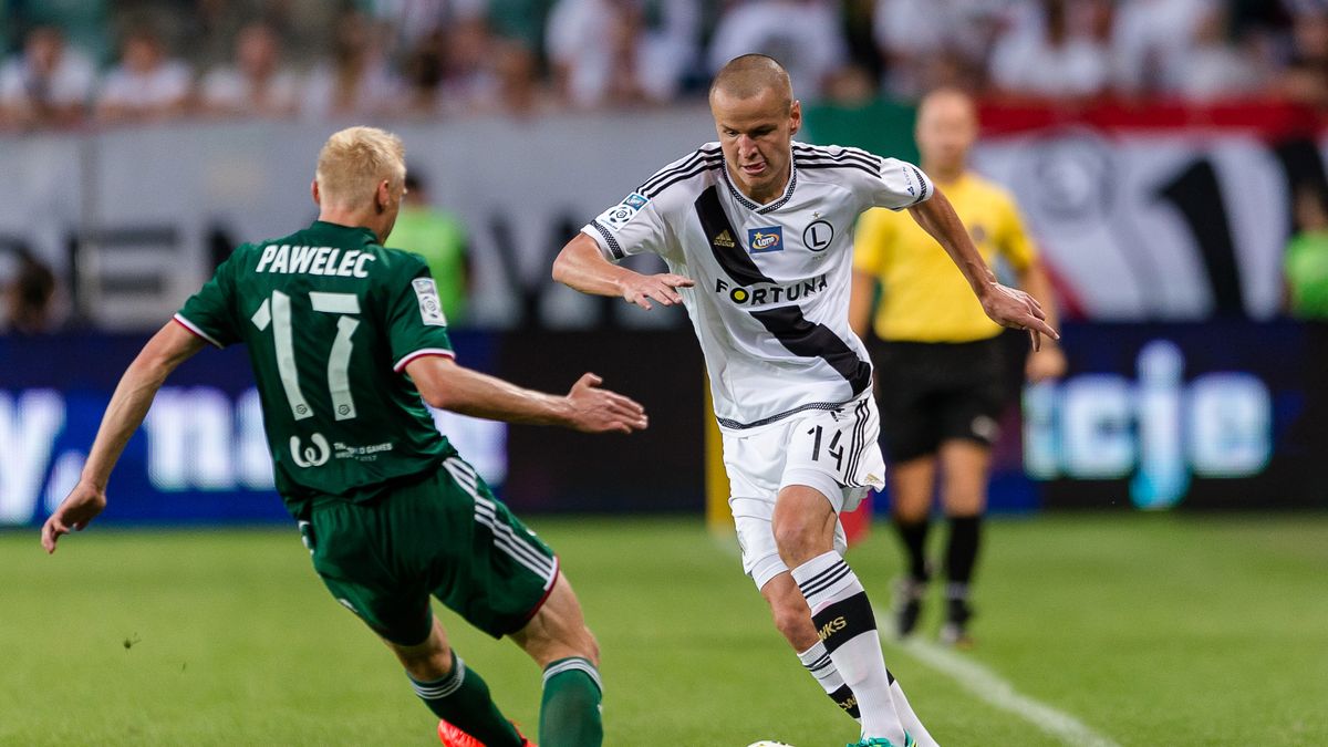 Newspix / Sebastian Borowski / Adam Hlousek przy piłce