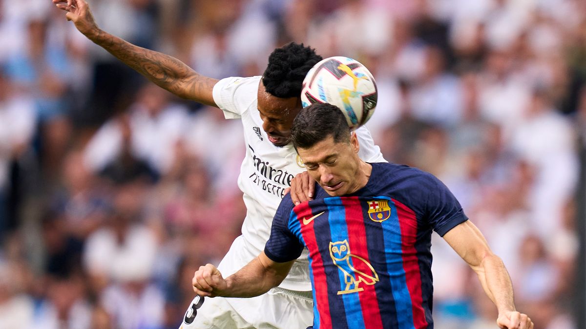 Zdjęcie okładkowe artykułu: Getty Images / Diego Souto/Quality Sport Images / Robert Lewandowski walczy o piłkę