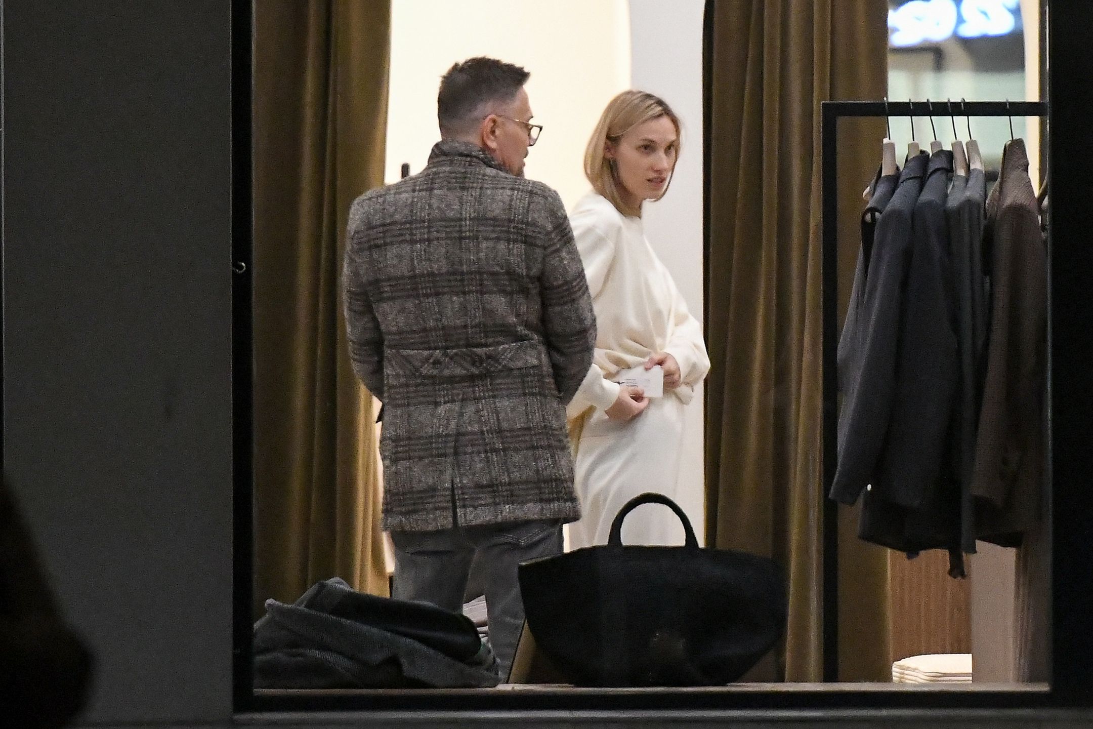 Krzysztof Ibisz i Joanna Kudzbalska na modowych zakupach
