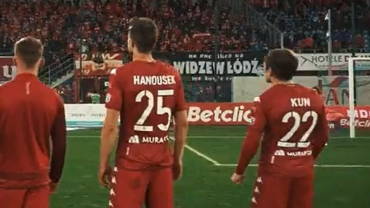 Piłkarze Widzewa Łódź pod sektorem gości w Gliwicach