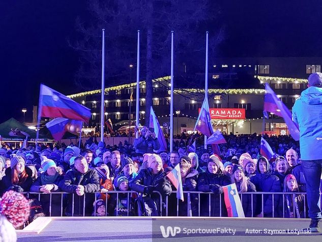 Tłumy słoweńskich kibiców na sobotniej ceremonii medalowej w Kranjskiej Gorze