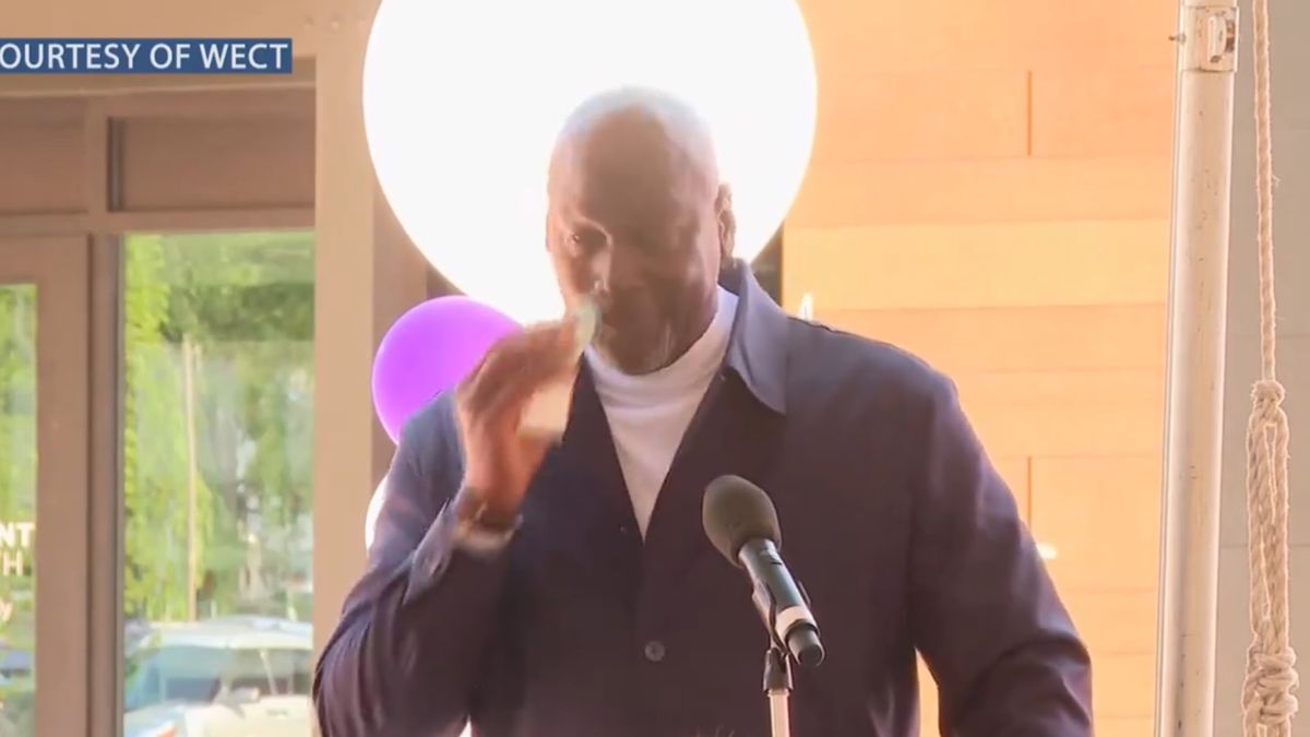 Na zdjęciu: wzruszony Michael Jordan