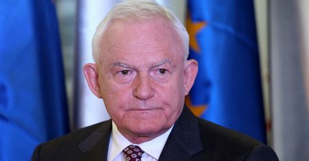 Leszek Miller zaszczepił się na COVID. Były premier odpowiada na krytykę