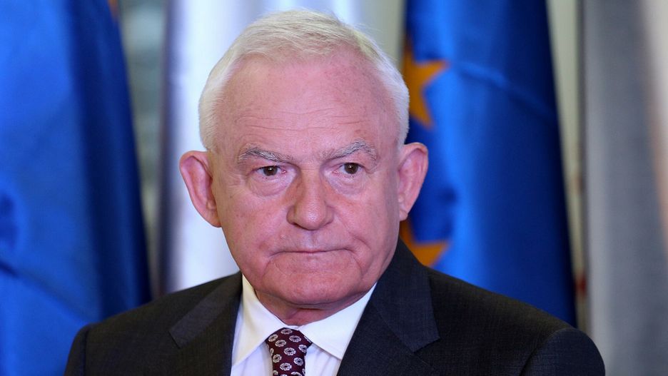 Leszek Miller zaszczepił się na COVID. Były premier odpowiada na krytykę