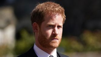 Książę Harry twierdzi, że odebrano mu ochronę w ramach SPISKU, aby UWIĘZIĆ go i Meghan Markle w rodzinie królewskiej!