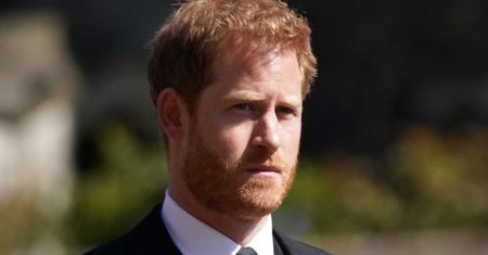 Książę Harry twierdzi, że odebrano mu ochronę w ramach SPISKU, aby UWIĘZIĆ go i Meghan Markle w rodzinie królewskiej!