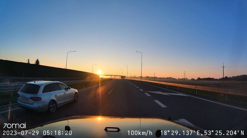 70mai A810 - zdjęcie z nagrania w trakcie wschodu słońca