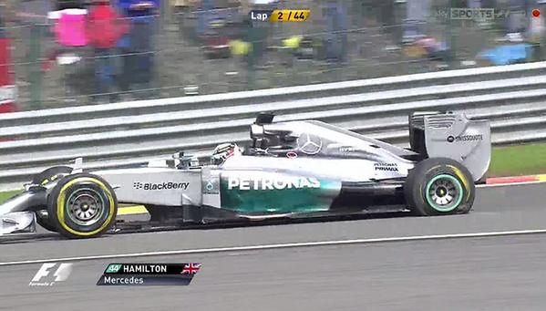 Bolid Hamiltona chwilę po uderzeniu / fot Twitter ‏@SkySportsF1