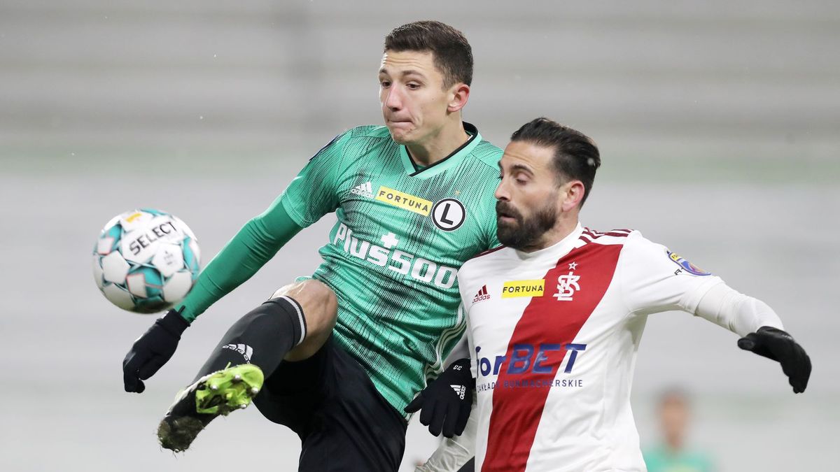 Materiały prasowe / Mateusz Kostrzewa / Legia.com / Na zdjęciu: Bartosz Slisz (z lewej) w walce z Pirulo (z prawej)