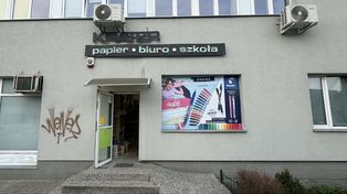 Warszawa: Mieszkańcy żegnają wieloletni sklep. "Dziękujemy"