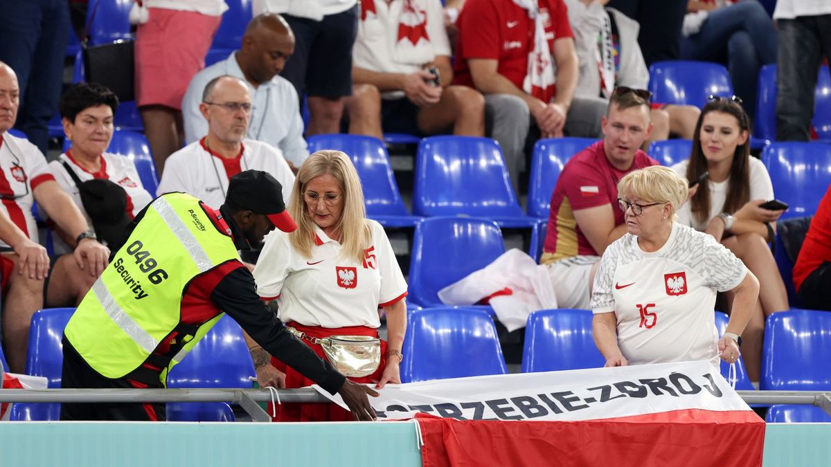 Zdjęcie okładkowe artykułu: Newspix / Piotr Kucza/FotoPyK / Mama Kamila Glika, dyskutująca ze stewardem podczas meczu mistrzostw świata w Katarze Polska - Meksyk