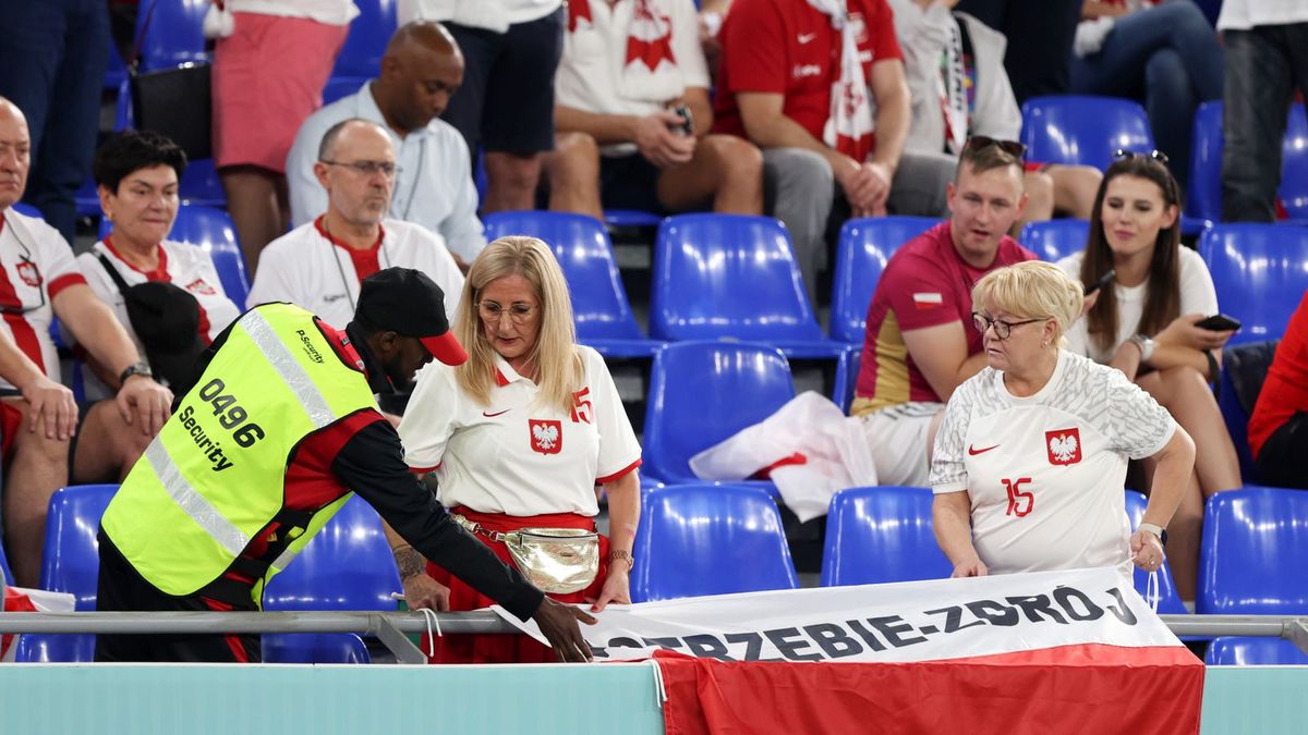 Newspix / Piotr Kucza/FotoPyK / Mama Kamila Glika, dyskutująca ze stewardem podczas meczu mistrzostw świata w Katarze Polska - Meksyk