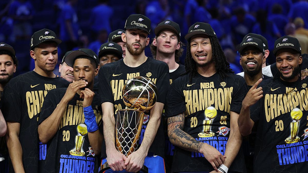 Getty Images / Matthew Stockman / Na zdjęciu: Chet Holmgren z Larry O'Brien Championship Trophy