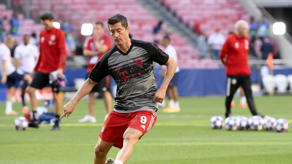 PAP/EPA / Lluis Gene / Na zdjęciu: Robert Lewandowski 